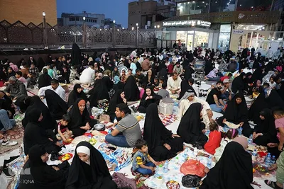 سفره‌های افطاری در جوار آستان علوی