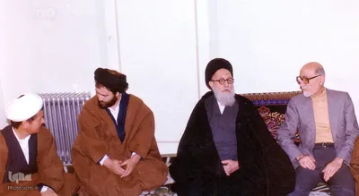 از راست مهدی بازرگان، آیت الله سید محمدکاظم شریعتمداری، سید احمد خمینی و آیت الله علی اکبرهاشمی رفسنجانی از از اعضای شورای انقلاب اسلامی