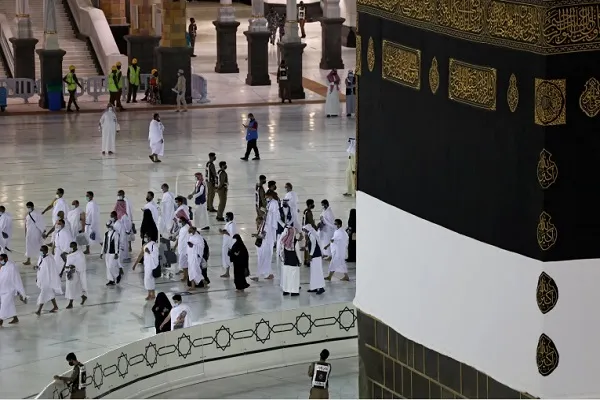 وزارة الحج السعودية تسمح لمن تجاوزت أعمارهم 70 عاما بأداء العمرة
