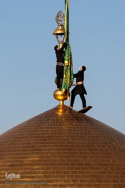 تعویض پرچم گنبد حرم امام رضا(ع)
