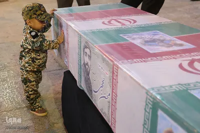 حضور رهبر معظم انقلاب در کنار پیکر شهید حججی