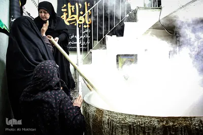 بانوان برای برآورده شدن حوائج دیگ سمنو را هم می زنند