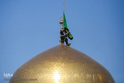 تعویض پرچم گنبد بارگاه رضوی در روز ولادت حضرت رضا(ع)