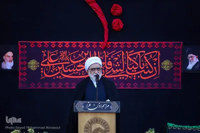 تعویض پرچم گنبد حرم رضوی در آغاز ماه محرم