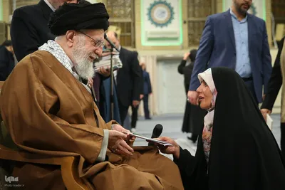 دیدار جمعی از شاعران و اهالی فرهنگ و ادب فارسی با ر هبر معظم انقلاب