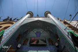 پرچم عزا بر فراز حسینیه کربلایی‌های تهران