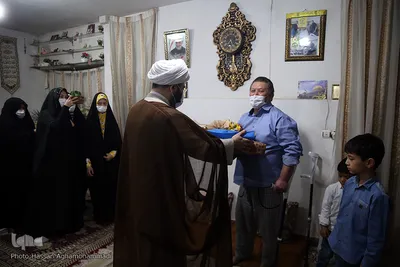 حضور  حجت الاسلام محمد قمی، رئیس سازمان تبلیغات اسلامی در منزل شهدای مدافع حرم تیپ فاطمیون در حسن آباد فشافویه