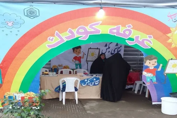 دختر 3 ساله هدیه‌ خود را تقدیم آستان بی‌بی حوریه بندرانزلی کرد