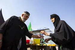 Trotz ihres hohen Alters bedient alte Frau die Pilger auf ihrem Pfad 15 Stunden täglich