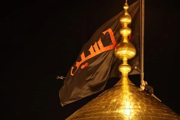 أنزال الراية الحمراء ورفع الراية السوداء من على قبة مرقد الامام الحسين(ع) + صور