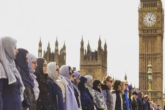 Müsəlman qadınlar Londonda terror əleyhinə insan zənciri yaratdılar