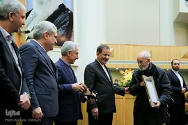 تجلیل از محمد علی موحد، عرفان پژوه و حقوق‌دان در اختتامیه دهمین جشنواره بین‌المللی فارابی