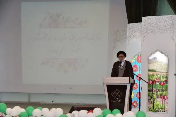 دانشگاه محل پرورش فضل و دانش است