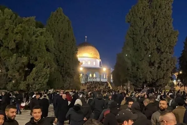حضور گسترده فلسطینیان در نماز صبح مسجدالاقصی و کرانه باختری