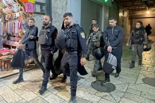 Siyonist Rejim güçleri ibadet edenlere saldırdı, Filistinli gençleri tutukladı