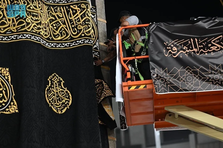 Fotos e Vídeo: Santa Kaaba Kiswa substituída na tradição anual