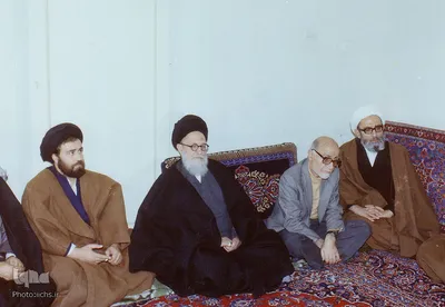 از راست آیت الله محمدرضا مهدوی‌کنی، مهدی بازرگان، آیت الله سید محمدکاظم شریعتمداری، سید احمد خمینی از از اعضای شورای انقلاب اسلامی
