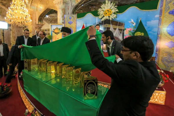 İranlı incəsənət ustası qızılı zərlə toxuduğu Quranı İmam Əli (ə) hərəminə hədiyyə etdi
