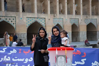 جشن انتخابات در پل خواجوی اصفهان