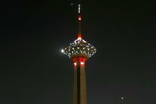 چراغ‌های برج میلاد به یاد بیماران هموفیلی قرمز شد