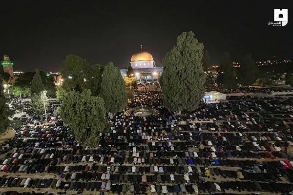 بالصور... ربع مليون مصلٍ يُحيون ليلة القدر في المسجد الأقصى