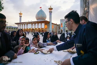 پخت نان صلواتی در صحن حرم مطهر شاهچراغ (ع)