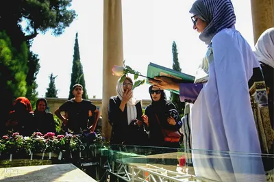 گلباران آرامگاه حافظ