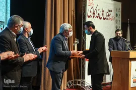 اعطای تندیس فداکاری به دانشجویان