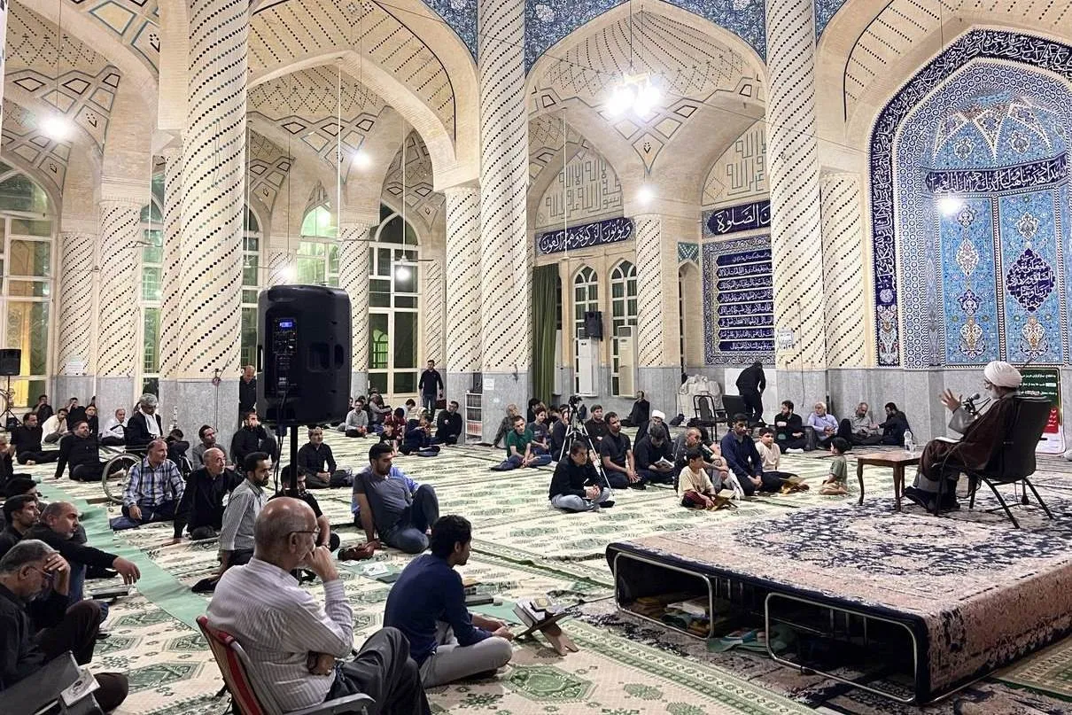 جوانان در مواجهه با چالش‌ها به راهکارهای دینی توجه کنند