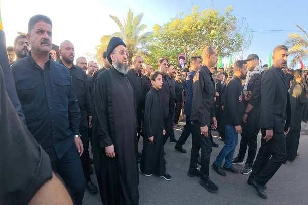 Verrichtung des Gebets für das Märtyrer-Oberhaupt der islamischen Gemeinschaft im heiligen Schrein von Imam Ali (a.s.)