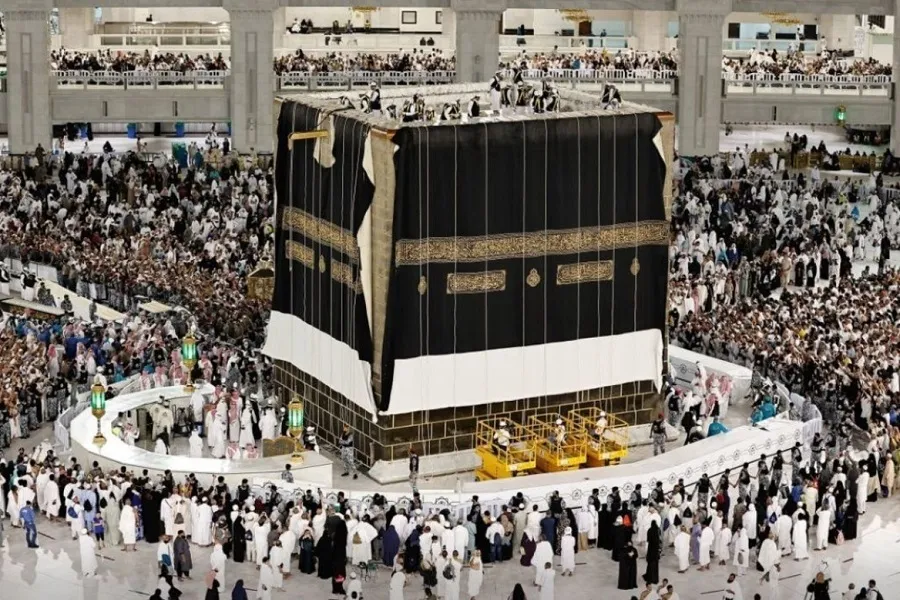 Kaaba Covered with New Kiswah on 1st Day of Muharram (+Video)