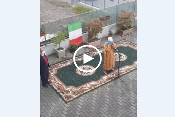 بالفيديو...رفع الأذان لأول مرة في مدينة 