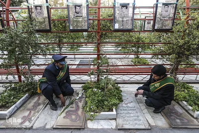 گلباران قبور شهداي دفاع مقدس توسط خادمان حرم شاهچراغ(ع) شيراز