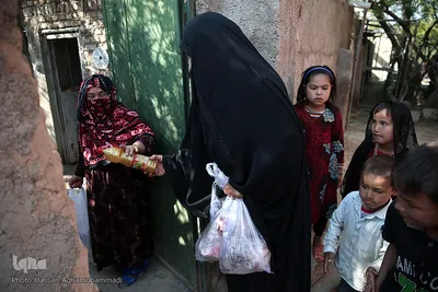 توزیع بسته های غذایی هم نمک میان اتباع خارجی نیازمند در روستای «سلمان آباد» کهریزک