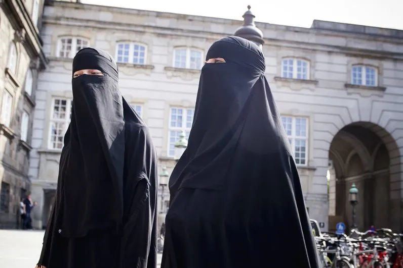 Svizzera: parlamento contro iniziativa anti-burqa