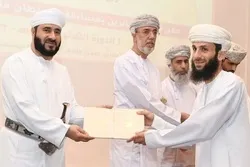 Ang Ministro ng Omani ay Ginugunita ang mga Nanalo ng Paligsahan ng Qur’an ng Sultan Qaboos