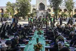 اهتزاز پرچم عزا بر فراز گنبد فيروزه‌اي آستان شاهچراغ(ع)
