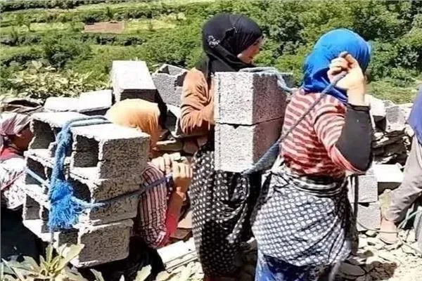 Faslı kadınlar camii inşası için çimento bloklar taşıyor