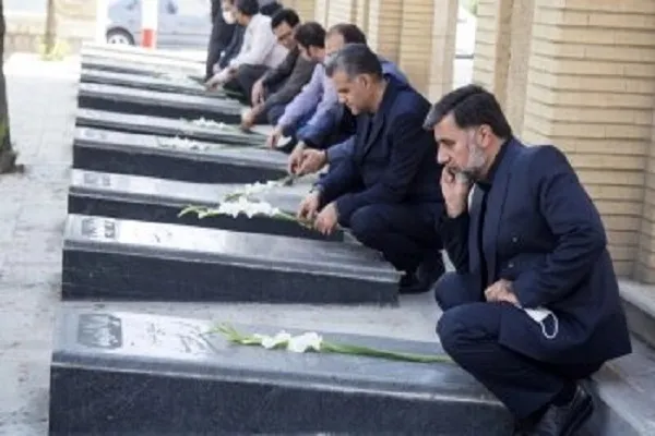 ادای احترام جهادگران کردستان به شهدا