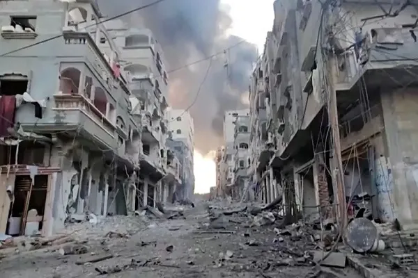 Le personnel médical d'un hôpital de Gaza accomplit la prière du vendredi + vidéo