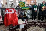 عکس | دیدار کاروان «زیر سایه خورشید» با خانواده‌ شهدای جنگ رمضان
