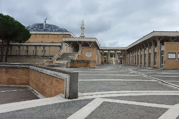 Muslims, Christians Go Hand in Hand to Clean Up Streets of Biggest European Mosque