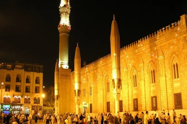30 قارئاً يختمون القرآن في يوم واحد بمسجد الامام الحسين(ع)