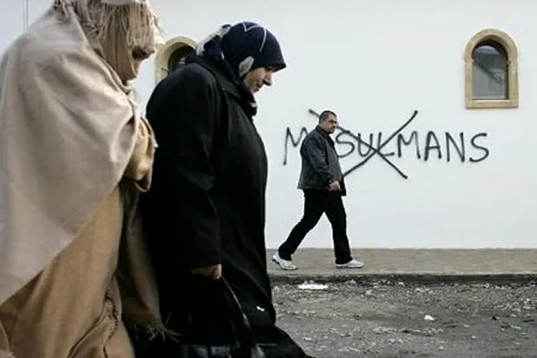 Boşnak Müslümanların Evlerinin Duvarlarında Nefret Yazıları!