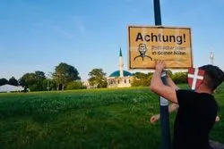 „Achtung! Politischer Islam in der Nähe“ – Rassistische Plakate in Österreich