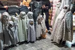 کودک مبتلا به سرطان برای رفتن به حرم چادر می خرد