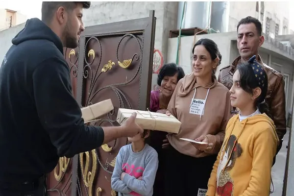 پیام دوستی عراقی‌ها به مسیحیان با اهدای کارت تبریک کریسمس + عکس