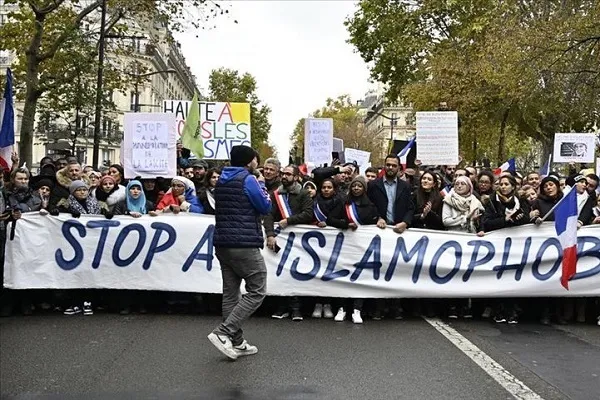 Paris'te İslam karşıtı açıklamalar ve saldırılar protesto edildi