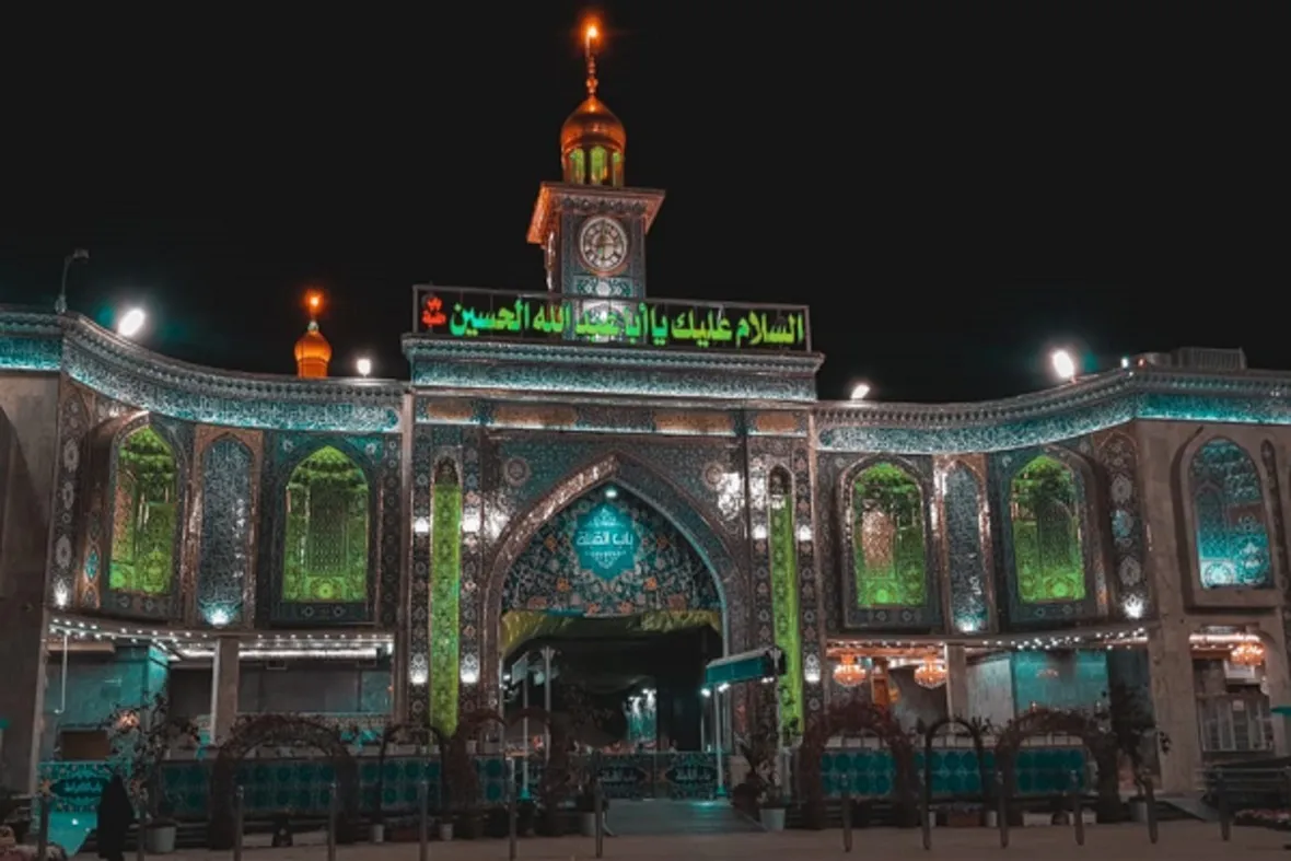 Suasana makam suci Karbala dalam perayaan Maulid Imam Husain (as), cucu Baginda Rasulillah SAW