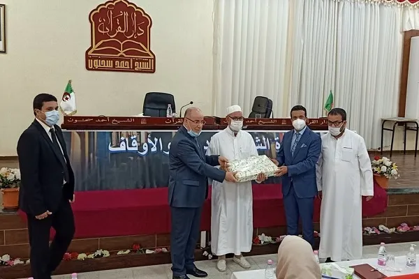 بالصور.. تكریم الفائزين الأوائل بأسابيع القرآن في الجزائر